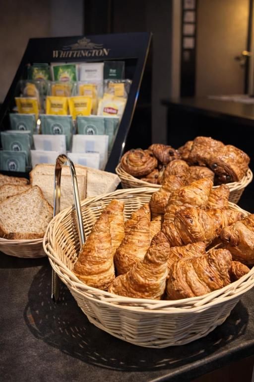 Corbeille de viennoiseries sur le buffet du petit-déjeuner