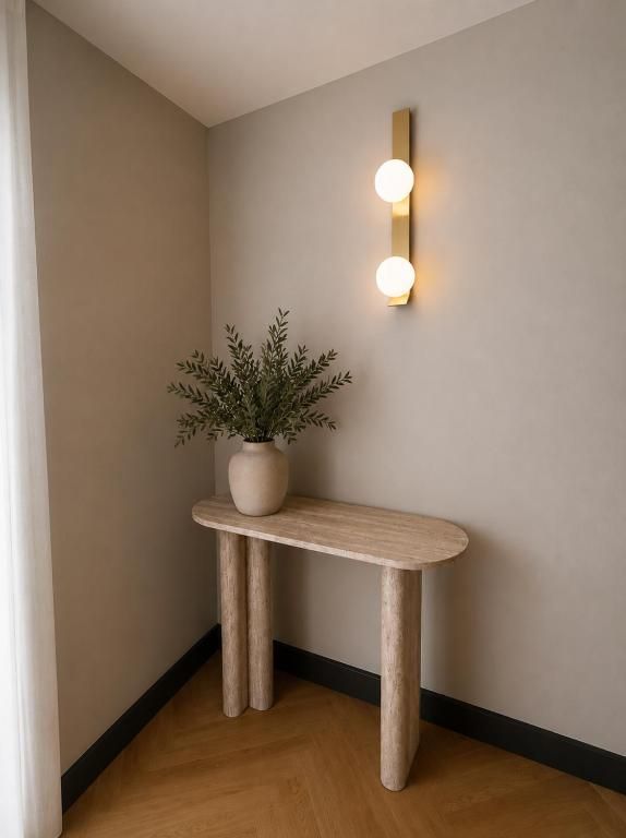 Console et applique dans un couloir