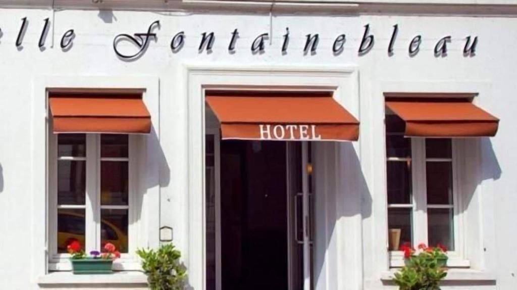 Enseigne et stores de l’hôtel