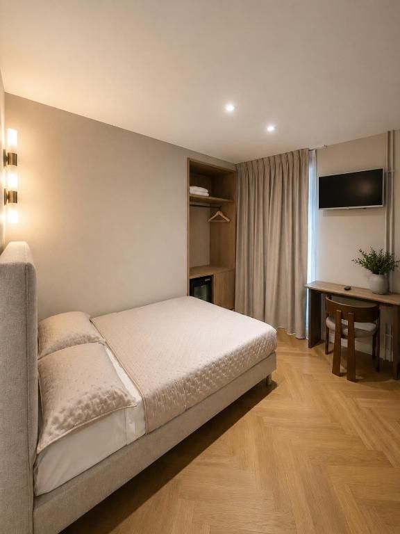 Chambre double avec bureau et télévision