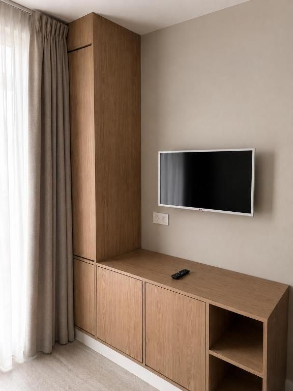 Meuble télé en bois dans une chambre