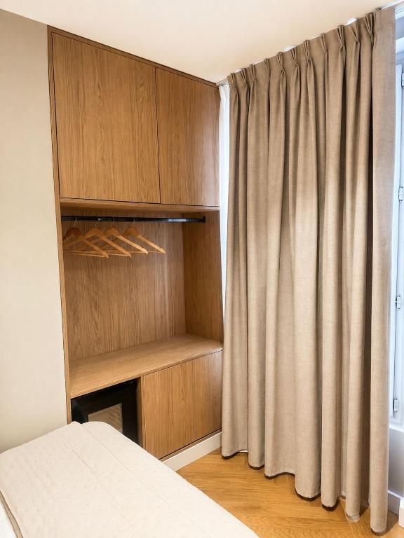 Penderie en bois clair dans une chambre