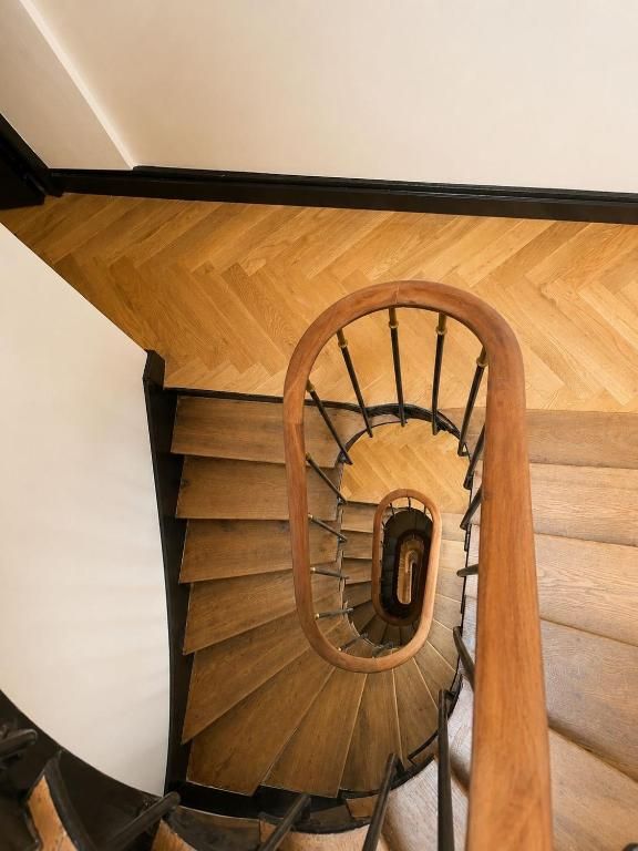 Escalier en bois vu d’en haut
