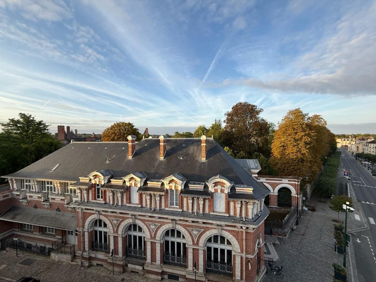 Vue depuis l’hôtel sur les toits de Fontainebleau en fin de journée